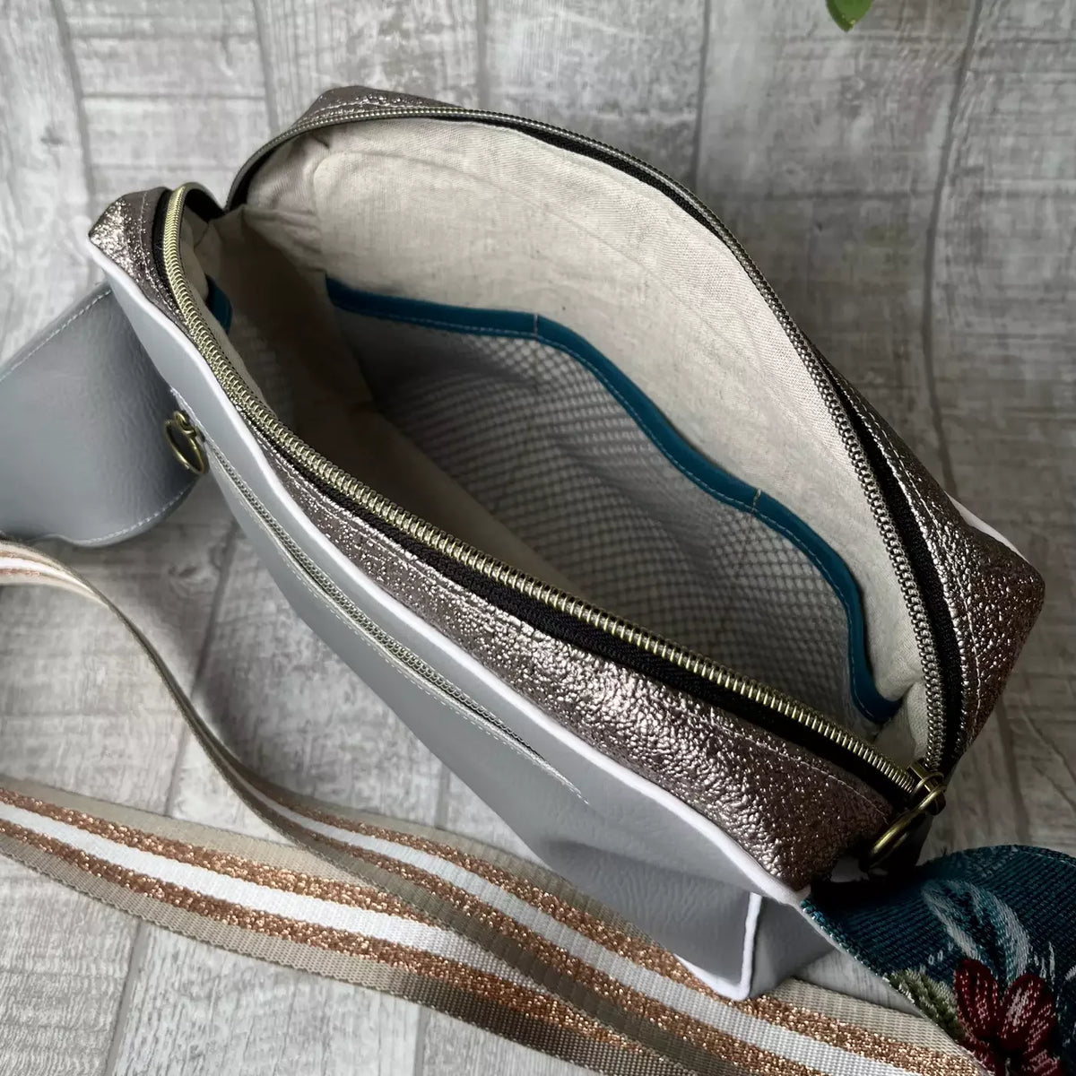 Intérieur du sac banane chic La Frida de la marque Catastroff avec doublure blanche.