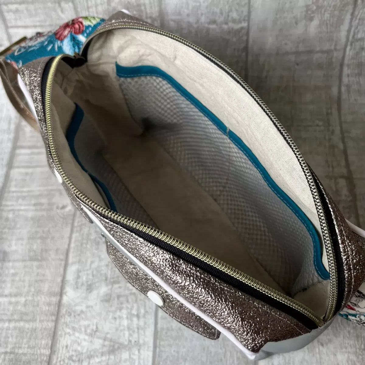 Intérieur du sac banane chic La Frida de la marque Catastroff avec doublure bleue.