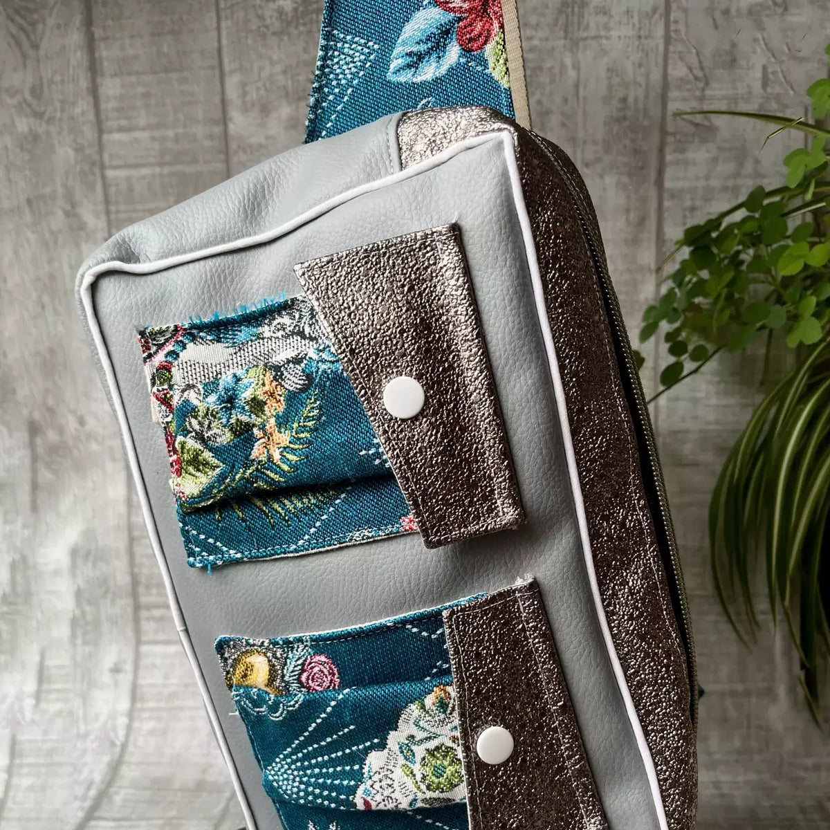 Sac banane chic La Frida par Catastroff avec motifs floraux et détails argentés