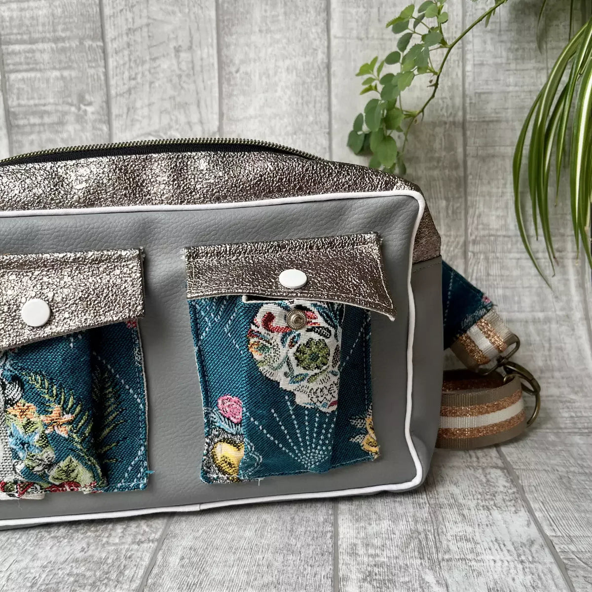 Sac banane chic La Frida par Catastroff avec motifs floraux et finitions argentées.