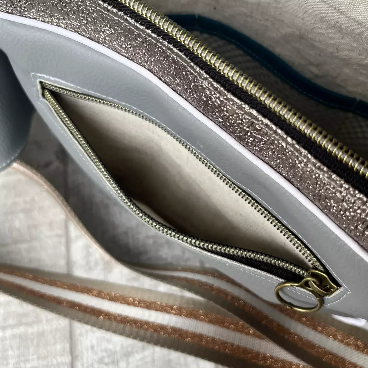 Détail de la doublure et d'une poche zippée du sac banane chic La Frida de Catastroff