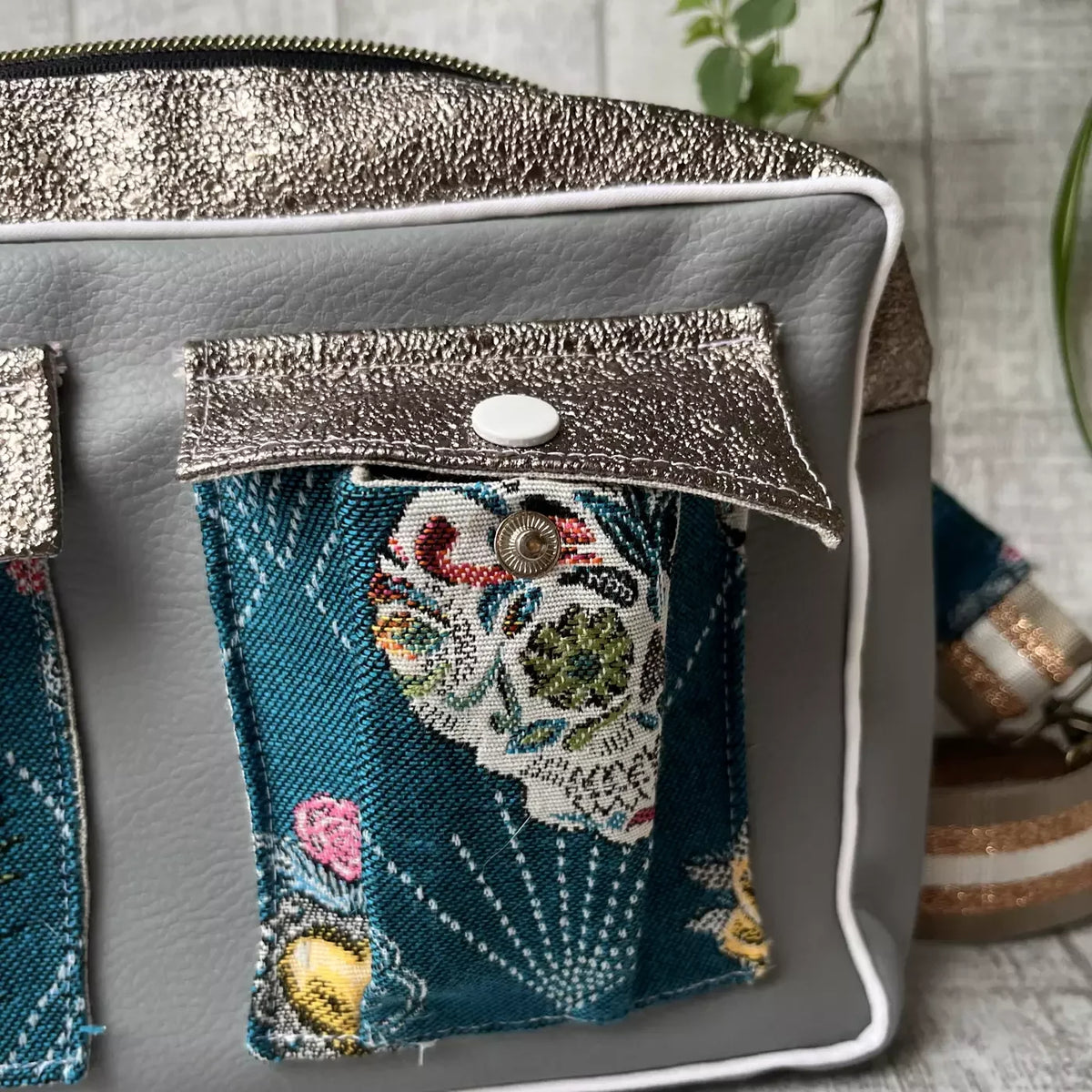 Détail du sac banane chic La Frida par Catastroff avec motif tête de mort et tissu doré
