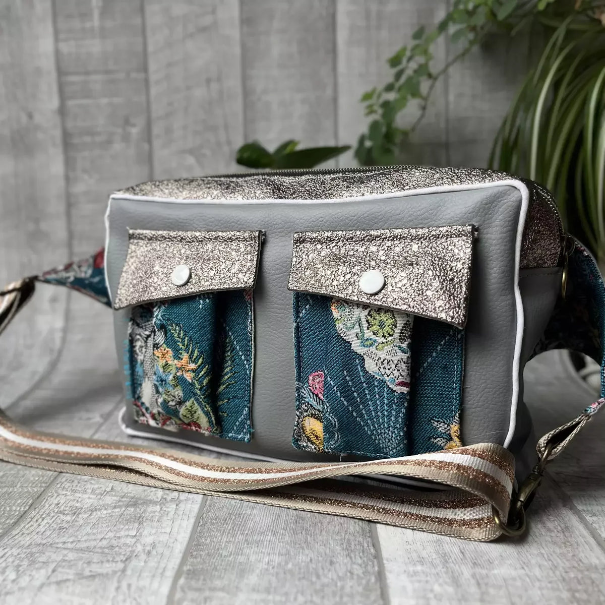 Sac banane chic La Frida de Catastroff avec motifs floraux et détails dorés