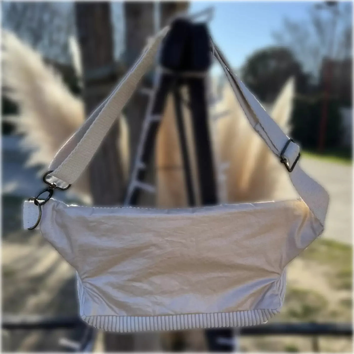 Sac banane mini CATASTROFF modèle Pure en tissu blanc iridescent avec bandoulière ajustable.
