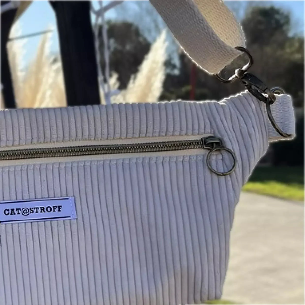 Sac banane mini CATASTROFF en velours côtelé blanc avec fermeture éclair et anneau métallique