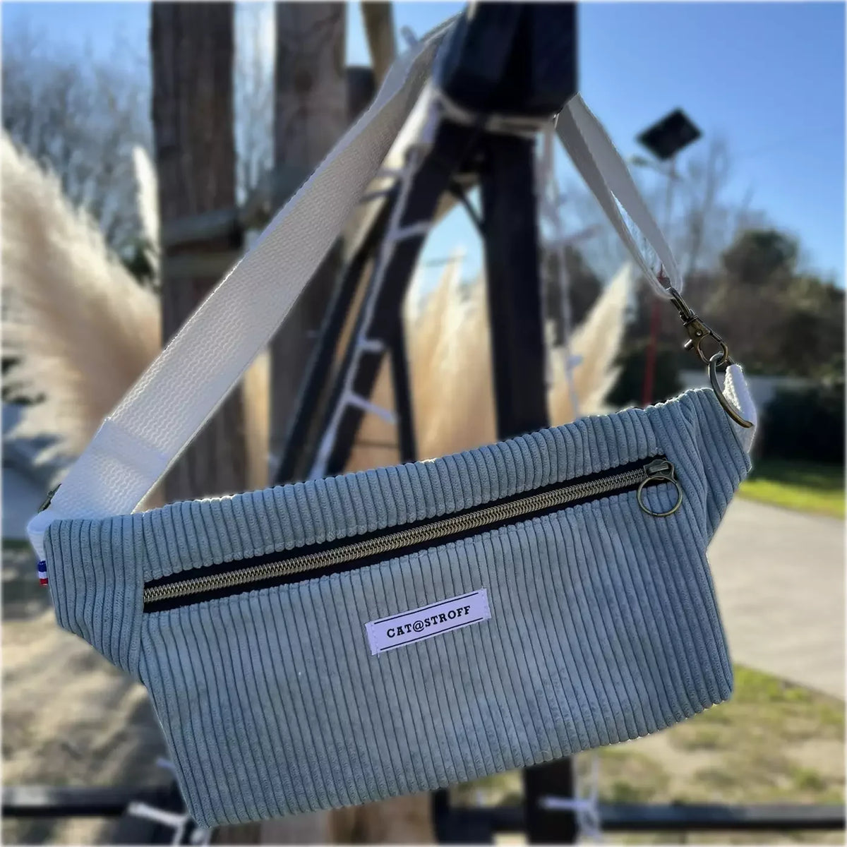 Sac banane mini CATASTROFF bleu océan en velours côtelé avec bandoulière blanche