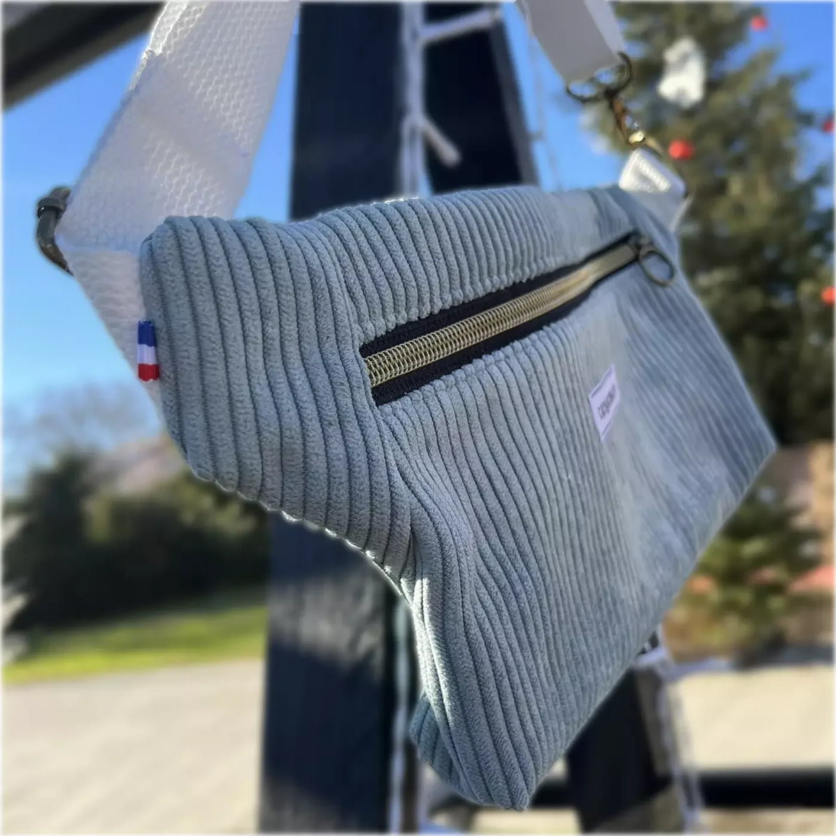 Sac banane mini en velours côtelé bleu océan par CATASTROFF