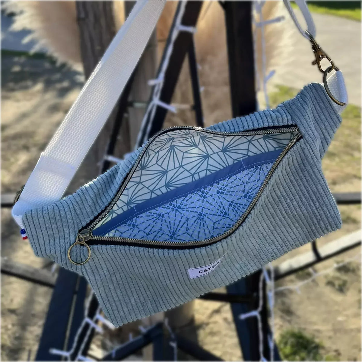 Sac banane mini en velours côtelé bleu océan par CATASTROFF