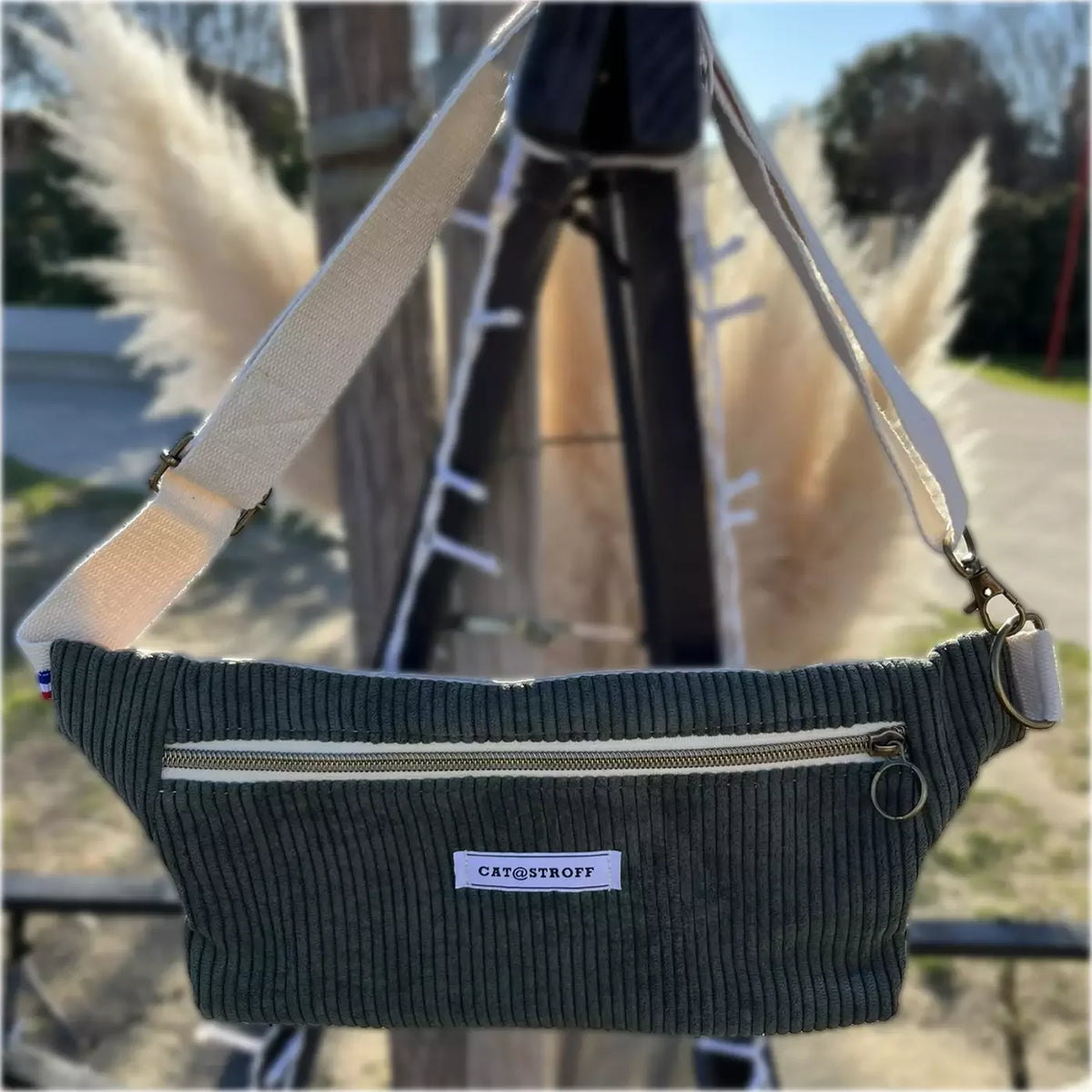 Mini sac banane en velours côtelé vert forêt avec bandoulière ajustable CATASTROFF