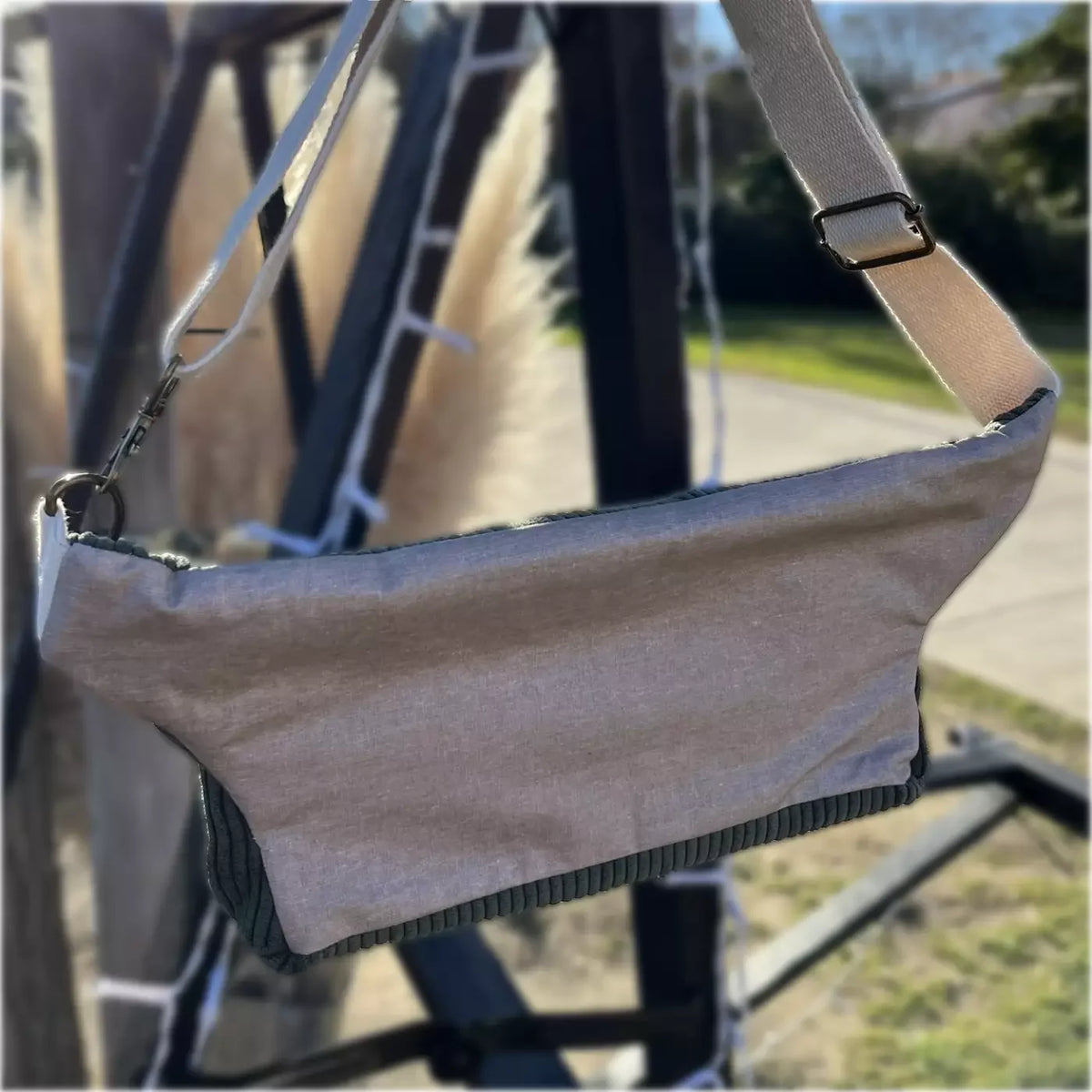 Sac banane mini Forêt CATASTROFF en textile artisanal gris et vert.