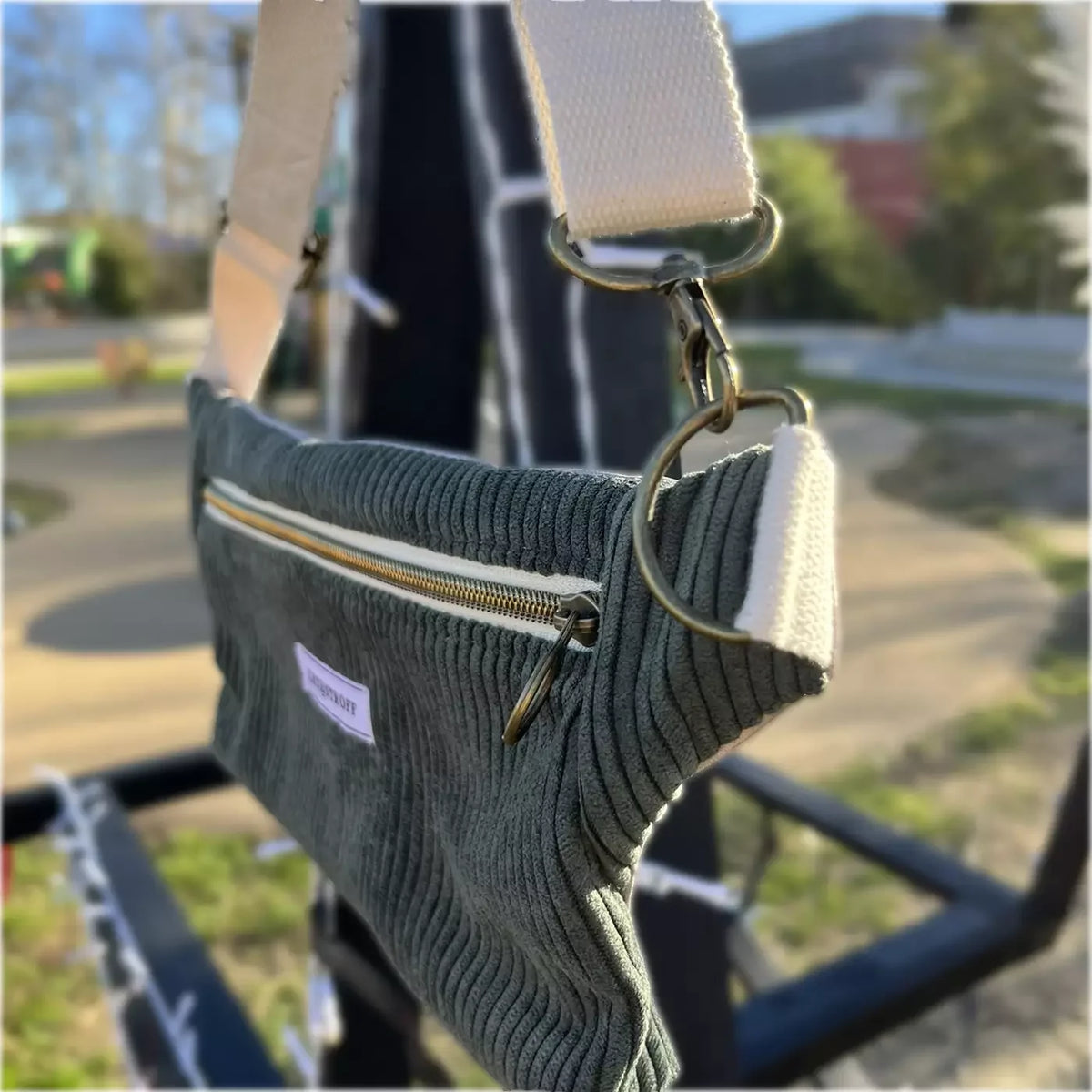 Mini sac banane en velours côtelé vert forêt avec bandoulière blanche CATASTROFF