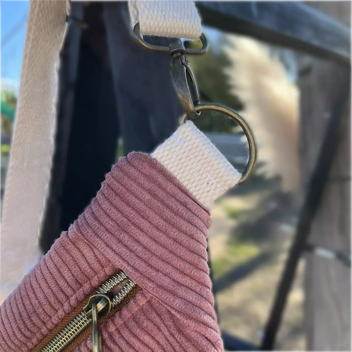 Détail du sac banane mini en velours côtelé rose poudré par CATASTROFF