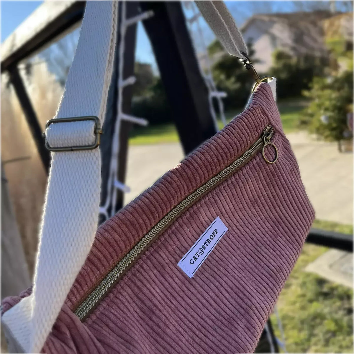 Mini sac banane en velours côtelé rose poudré avec sangle blanche CATASTROFF