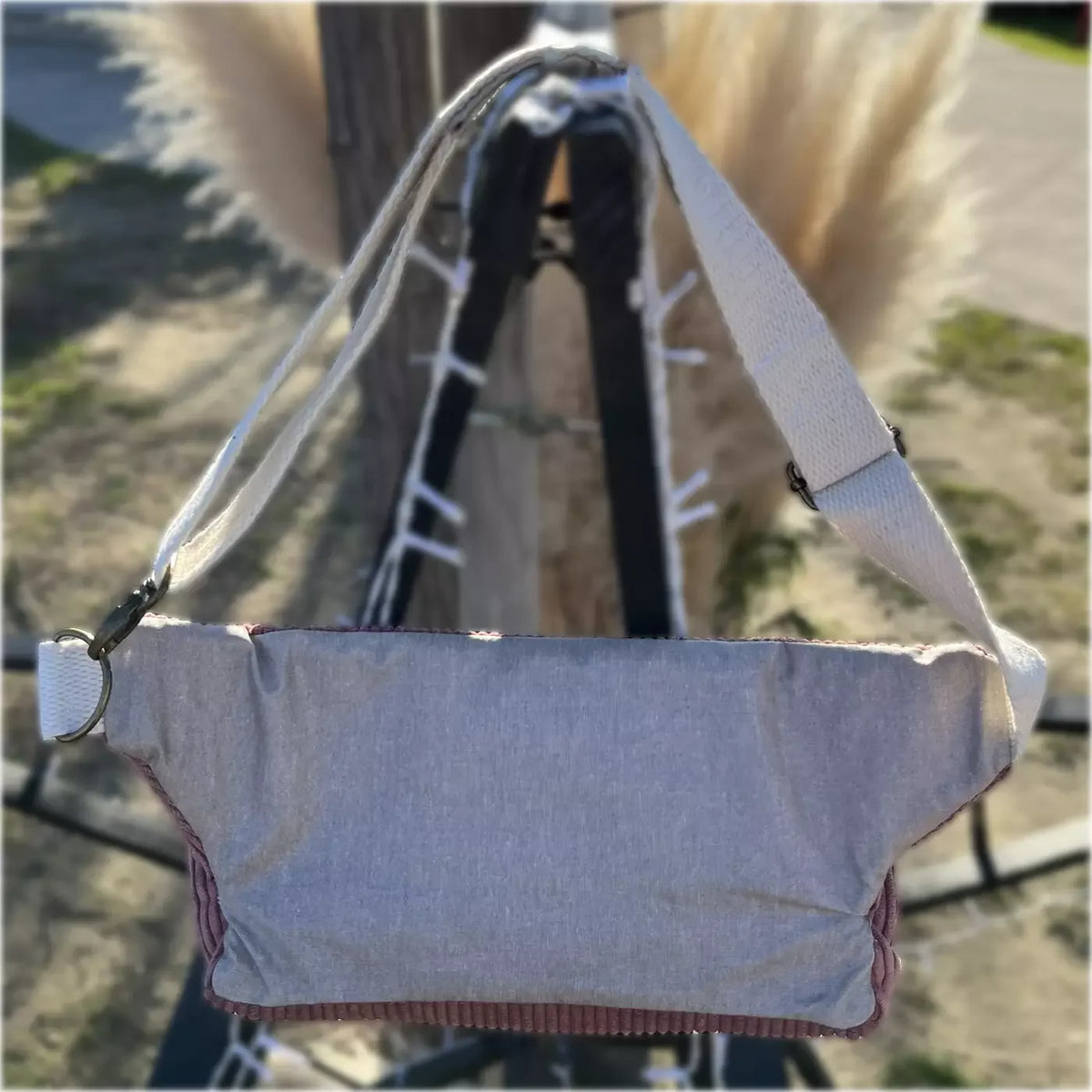 Sac banane mini artisanal en velours rose poudré par CATASTROFF