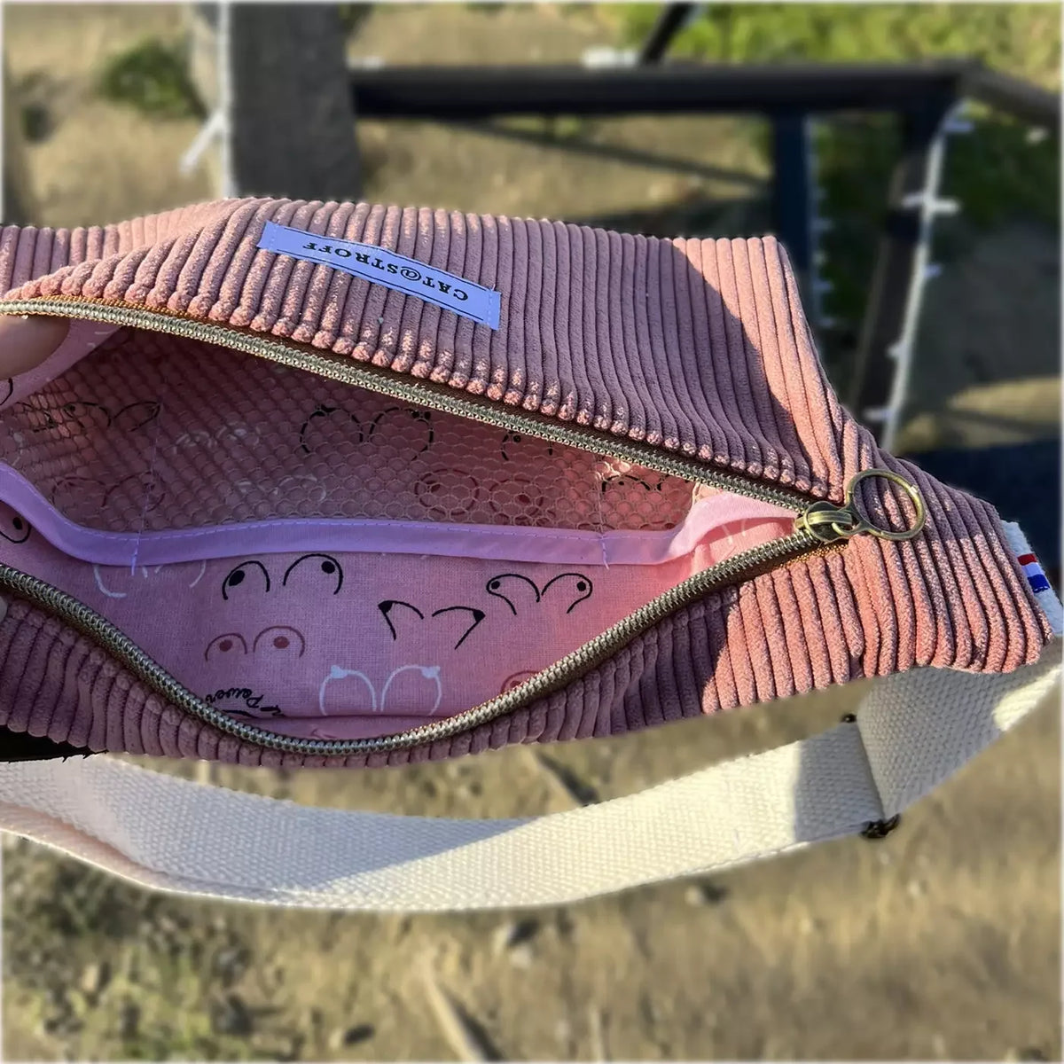Sac banane mini en velours côtelé rose poudré de la marque CATASTROFF.