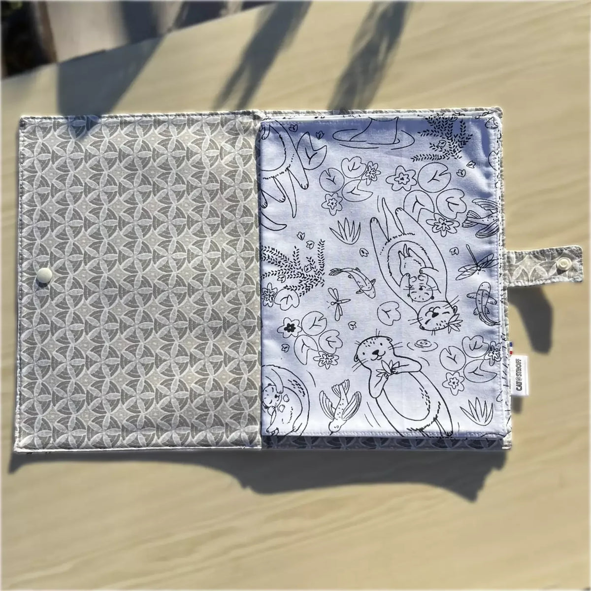 Cahier de coloriage lavable Lapinou de CATASTROFF avec motifs d'animaux et fermeture bouton.