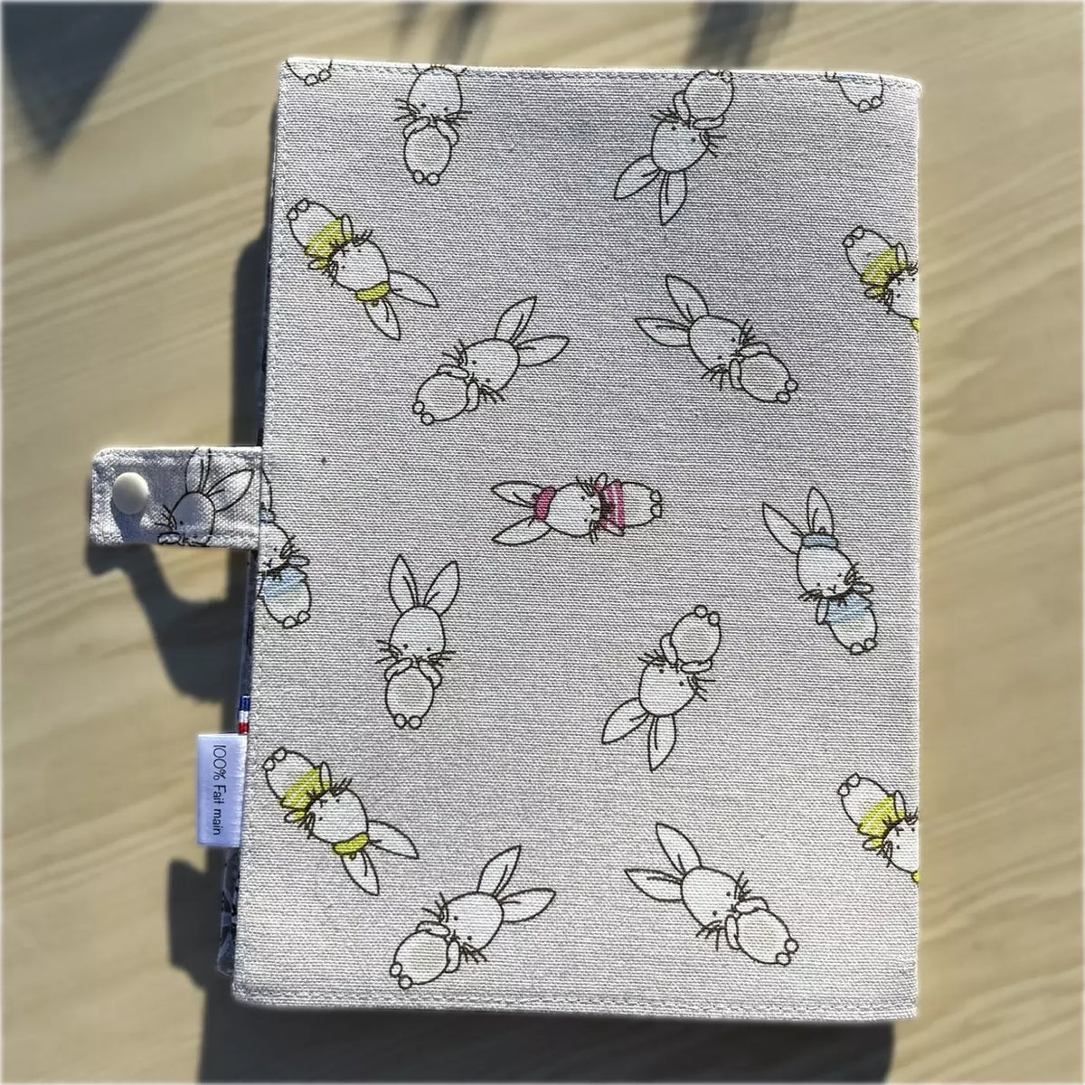 Cahier de coloriage lavable CATASTROFF avec motif lapins sur tissu gris