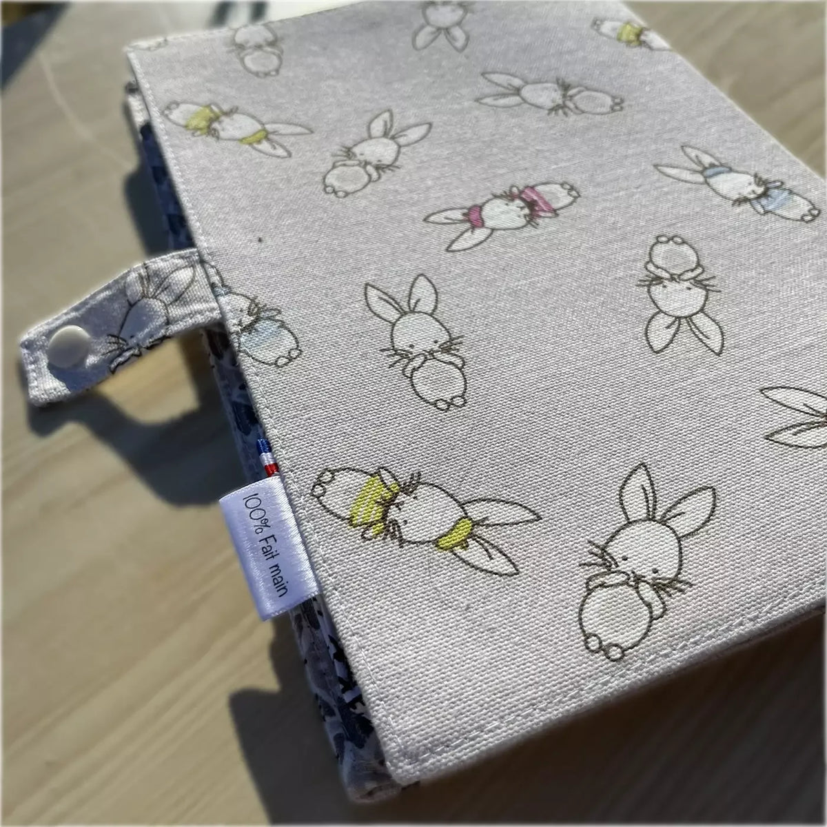 Cahier de coloriage lavable Lapinou CATASTROFF en tissu gris avec motifs lapins