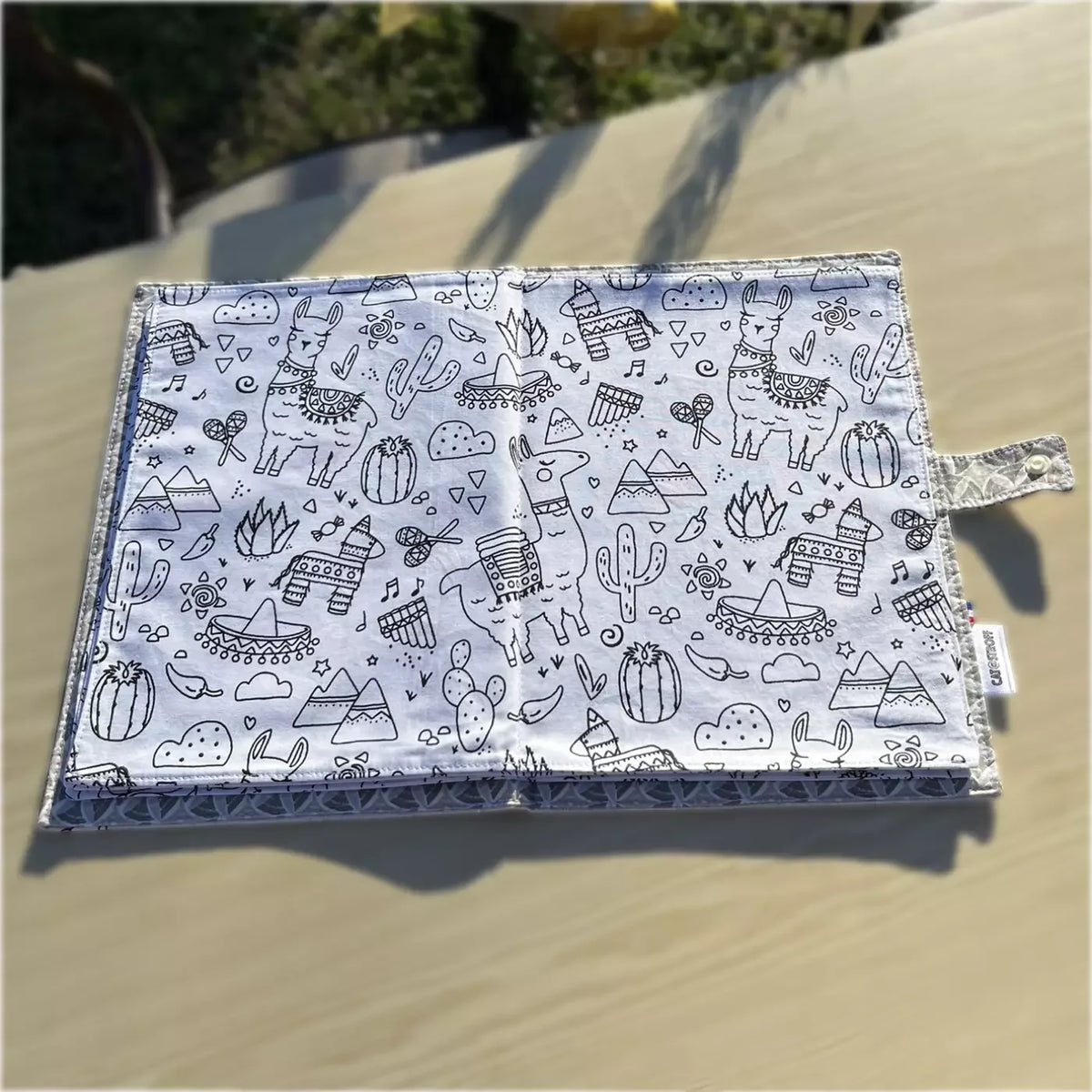 Cahier de coloriage lavable CATASTROFF avec motifs de lamas et cactus.