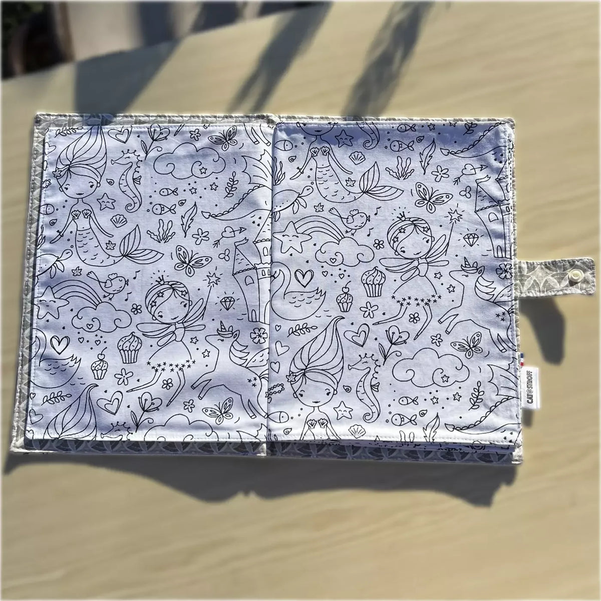 Cahier de coloriage lavable CATASTROFF avec illustrations fantastiques en noir et blanc.
