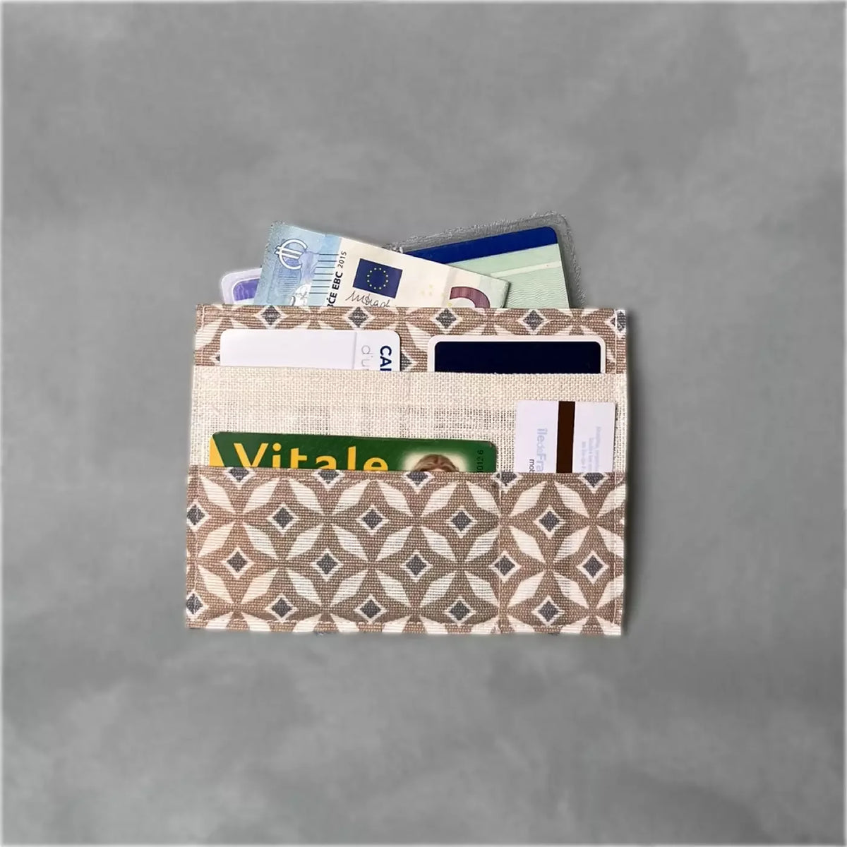 Porte-cartes Essentiel Slim CATASTROFF motif mosaïque beige avec cartes et billets.