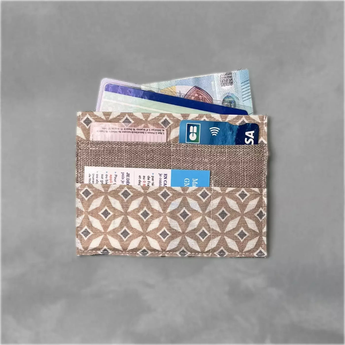 Porte-cartes CATASTROFF modèle Essentiel Slim avec motif mosaïque beige et blanc.