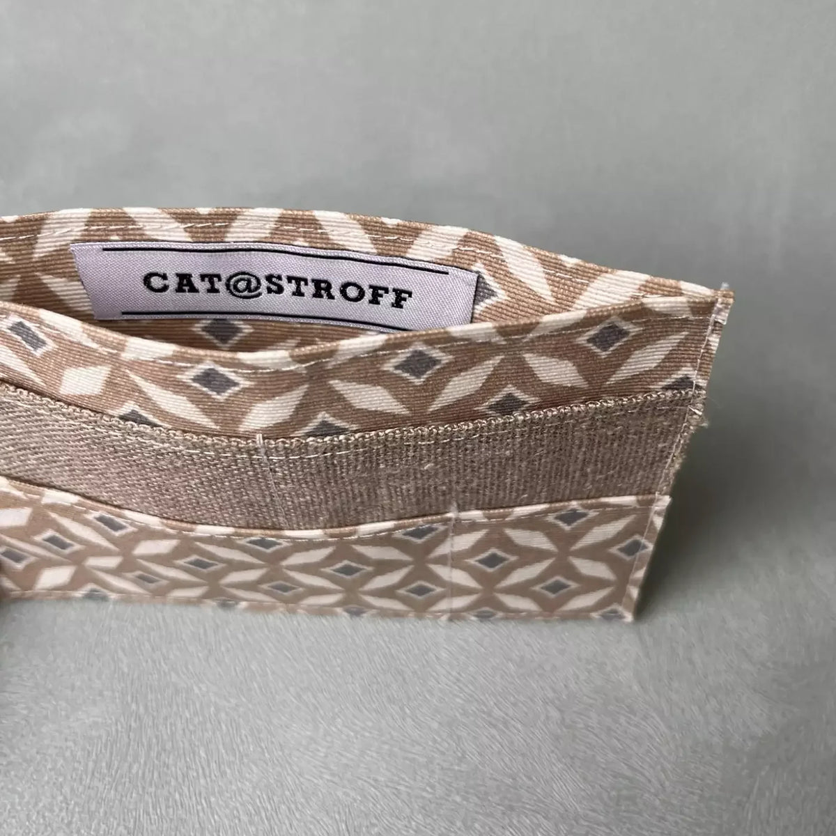 Porte-cartes Essentiel Slim Mosaïque CATASTROFF en tissu beige à motifs géométriques