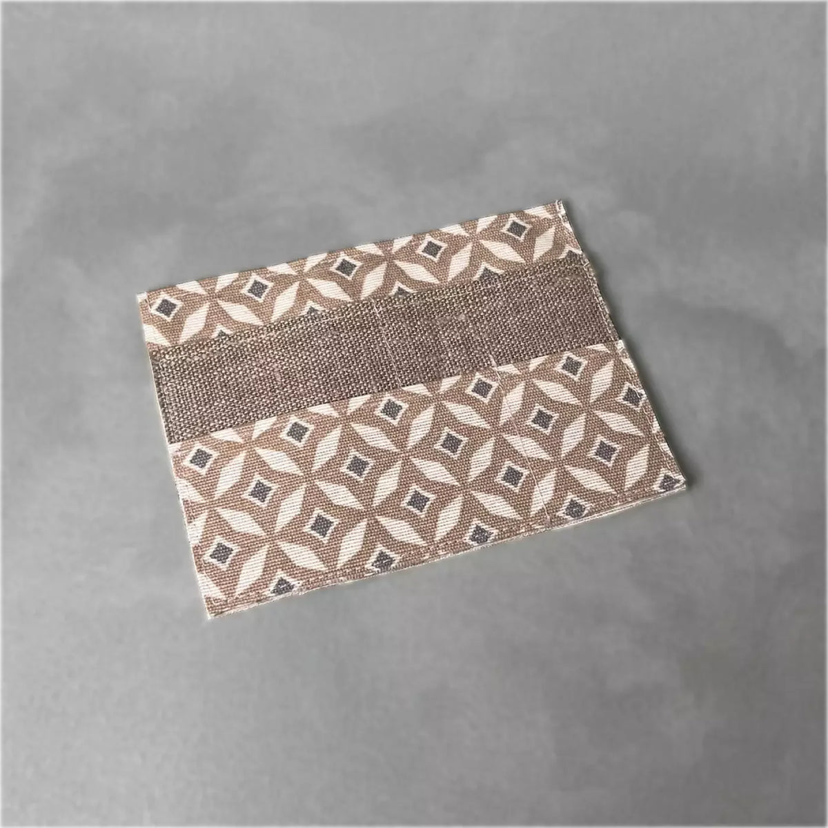 Porte-cartes Essentiel Slim CATASTROFF avec motif mosaïque artisanal brun et blanc.