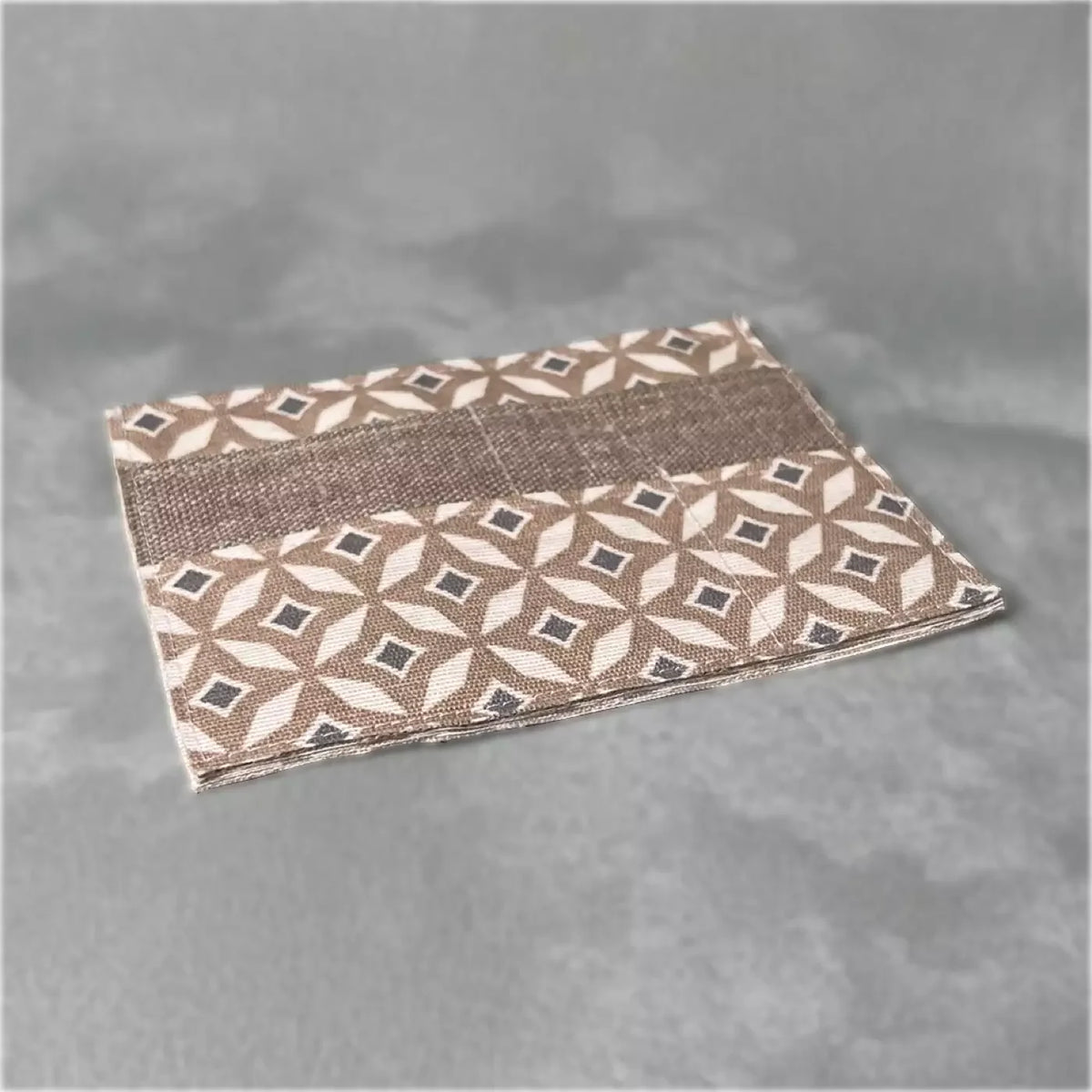 Porte-cartes slim CATASTROFF avec motif mosaïque géométrique beige et gris