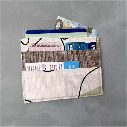 Porte-cartes Slim Multi Traits CATASTROFF en tissu artisanal avec cartes bancaires.