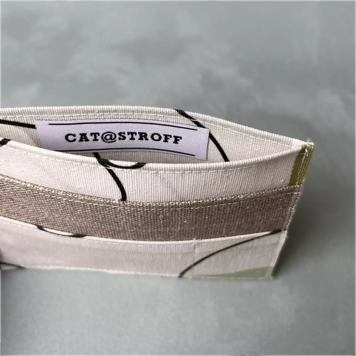 Détail intérieur du porte-cartes Slim Multi Traits CATASTROFF en tissu artisanal.