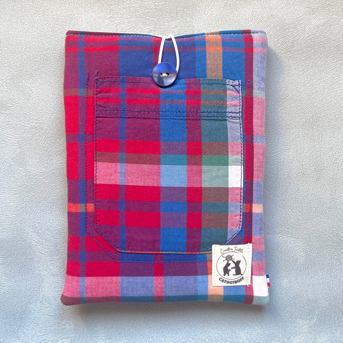 Pochette à livre en tissu madras bleu et rouge, avec la poche de l'ancienne chemises sur le devant de la pochette