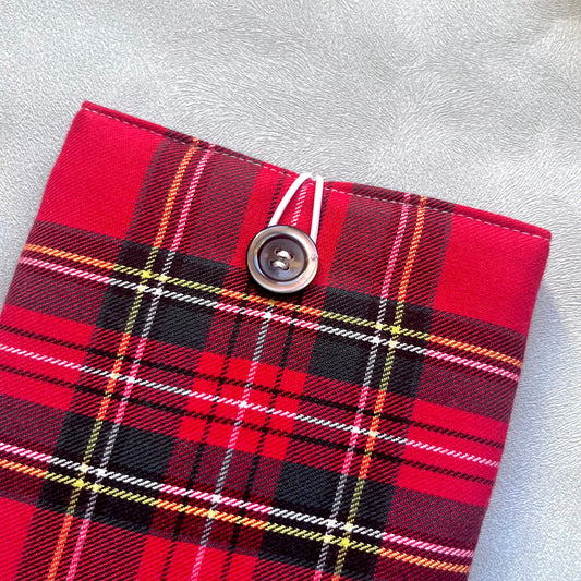 Zoom sur le bouton nacré de récupération, de la pochette à livre en tartan écossais