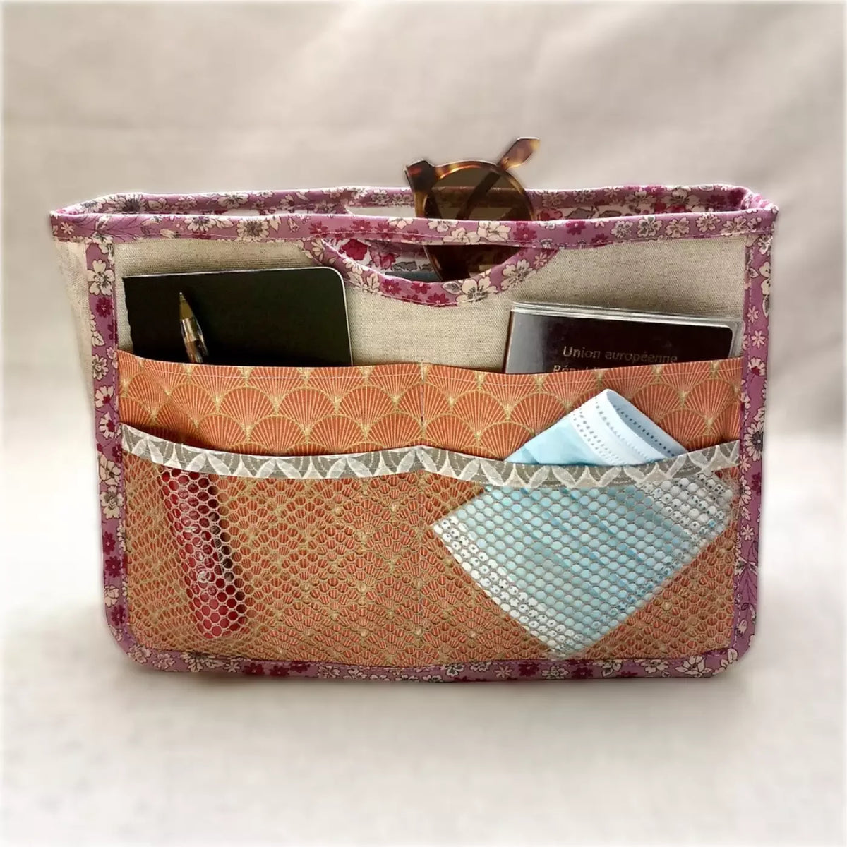 Organiseur de sac gris graphique CATASTROFF avec poches en tissu à motifs.