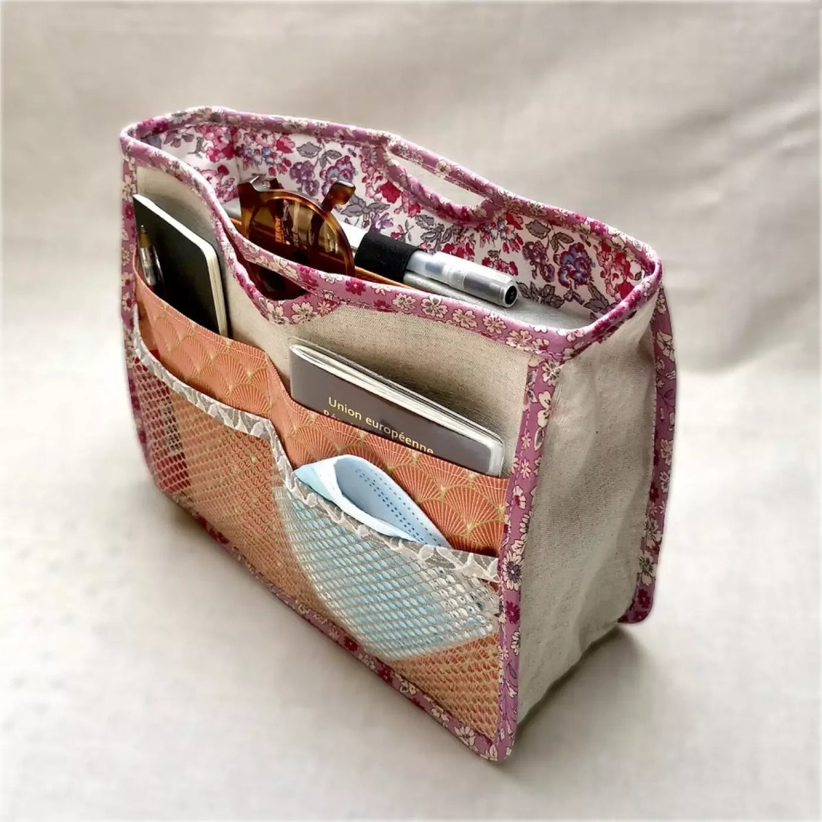 Organiseur de sac jaune mosaïque CATASTROFF avec poches textiles pour accessoires.