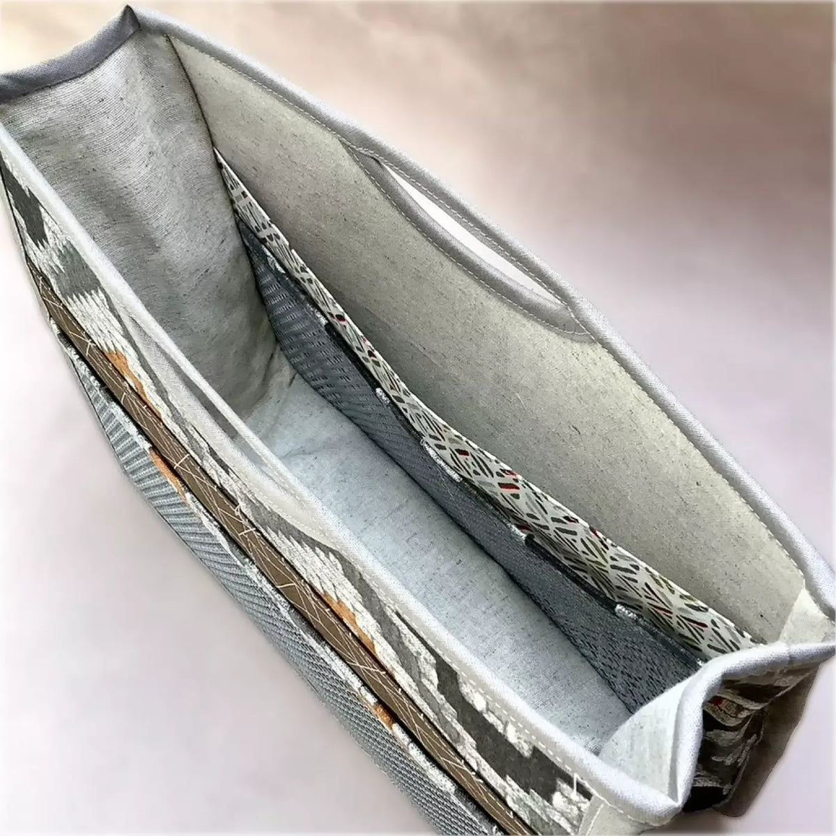 Vue intérieure de l'organiseur de sac gris graphique CATASTROFF en tissu artisanal.