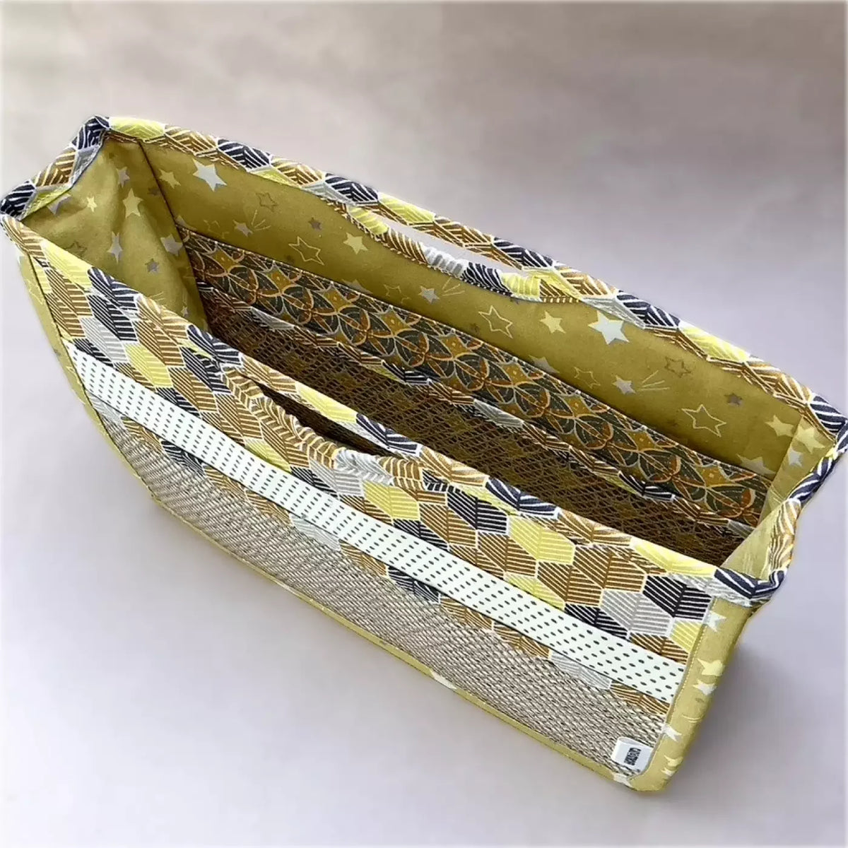 Organiseur de sac jaune mosaïque artisanal CATASTROFF avec motifs géométriques et étoiles.
