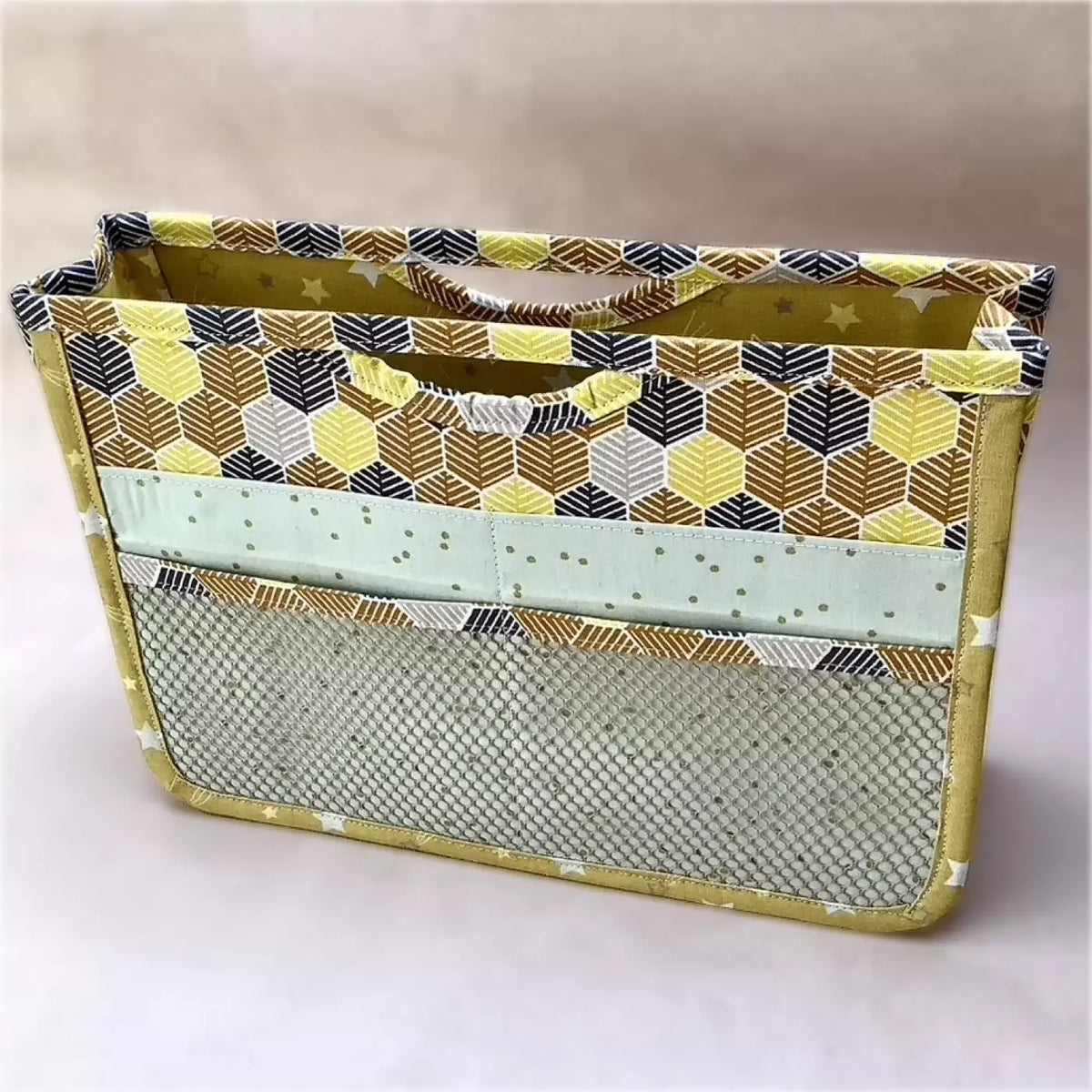 Organiseur de sac jaune avec motif mosaïque hexagonale et poche en maille CATASTROFF