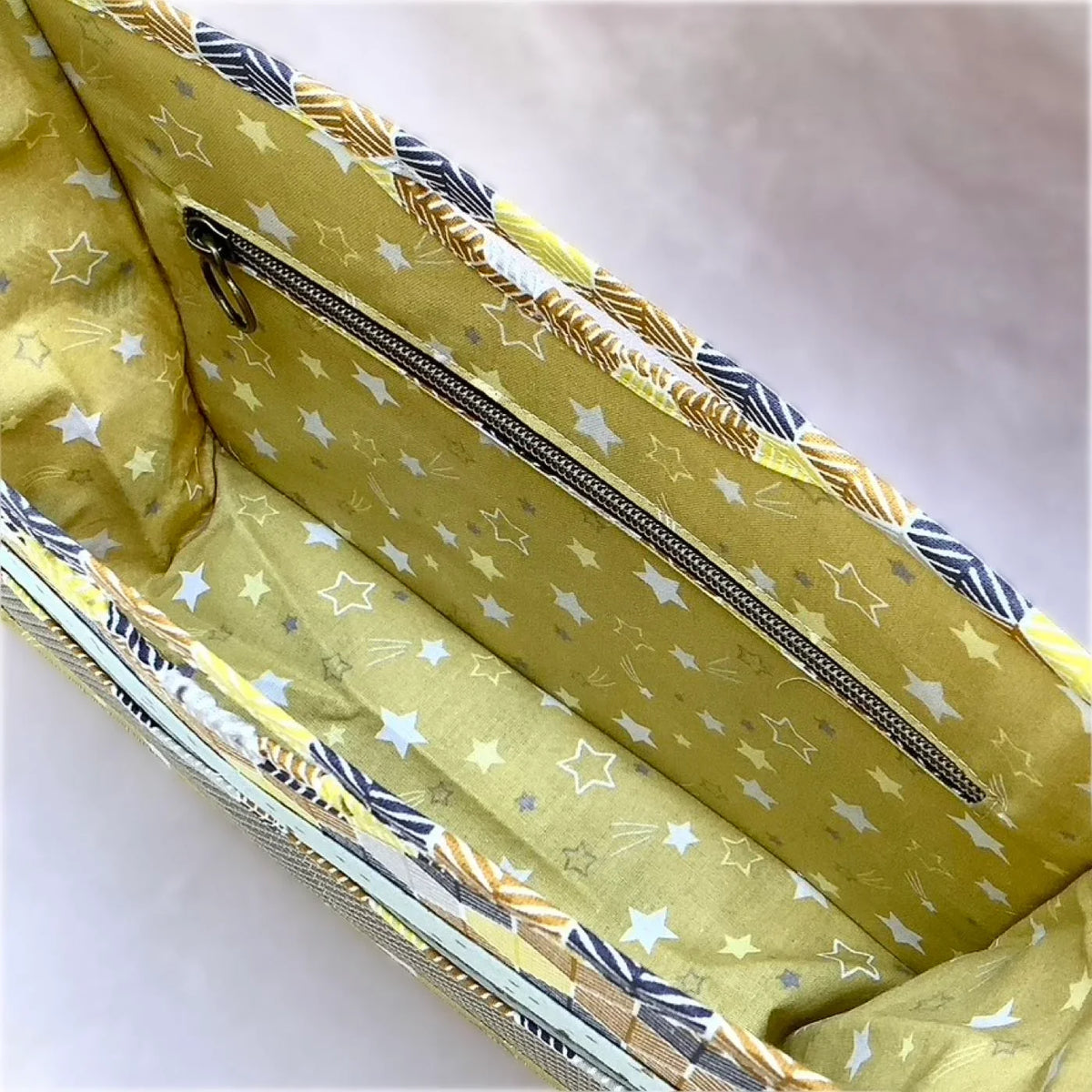 Organiseur de sac jaune avec motif mosaïque et étoiles, doublure intérieure zippée CATASTROFF