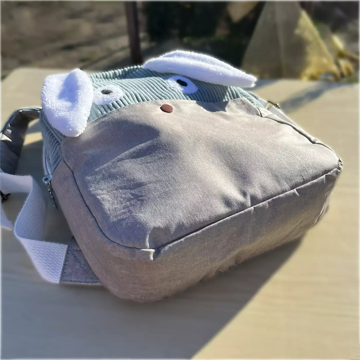 Sac à dos enfant Lapinou Douillet de CATASTROFF en velours côtelé gris et blanc