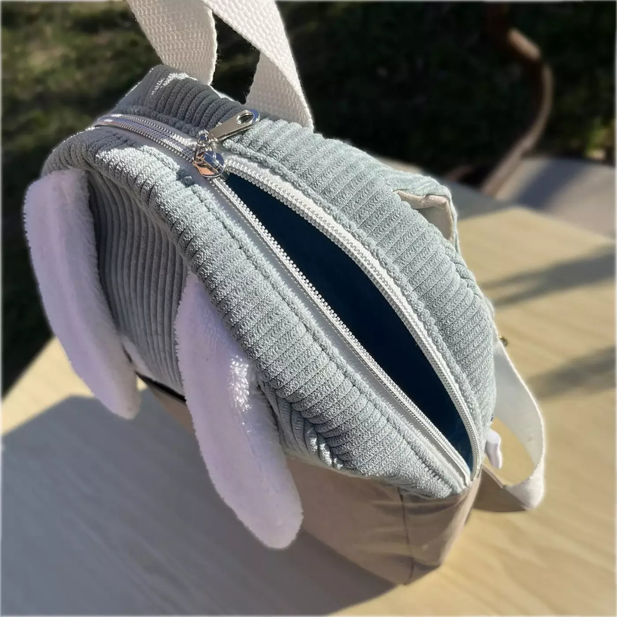 Sac à dos enfant Lapinou Douillet de CATASTROFF en velours côtelé bleu clair avec oreilles de lapin