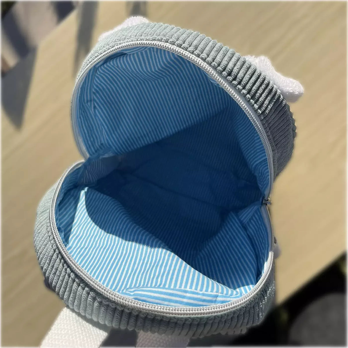 Intérieur du sac à dos enfant Lapinou Douillet de CATASTROFF en velours côtelé bleu.