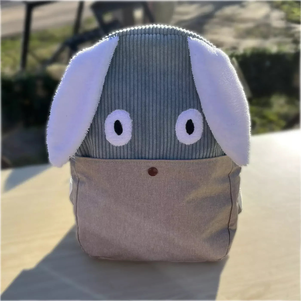 Sac à dos enfant Lapinou Douillet de CATASTROFF en velours côtelé gris.