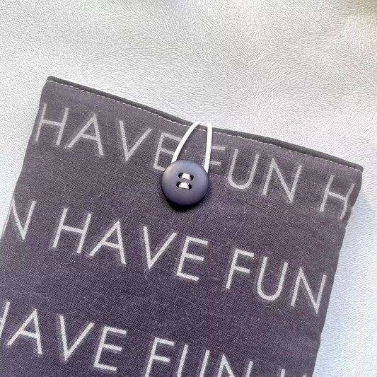 Zoom sur le bouton de récupération de la pochette à livre upcyclés noir