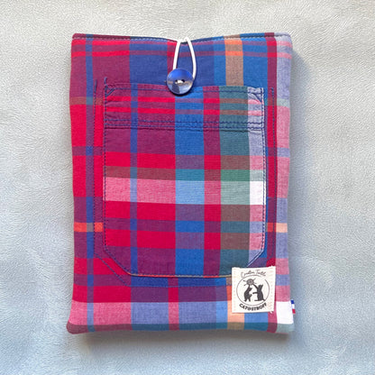 Pochette à livre en tissu madras bleu et rouge, avec la poche de l'ancienne chemises sur le devant de la pochette