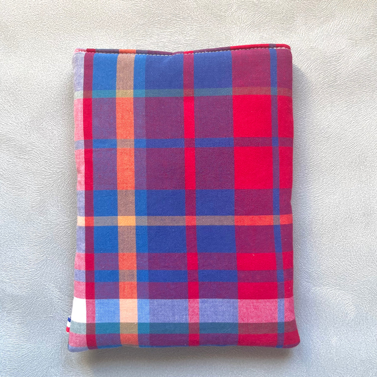 Dos de la pochette à livre en tissu madras upcyclés, ancienne chemise