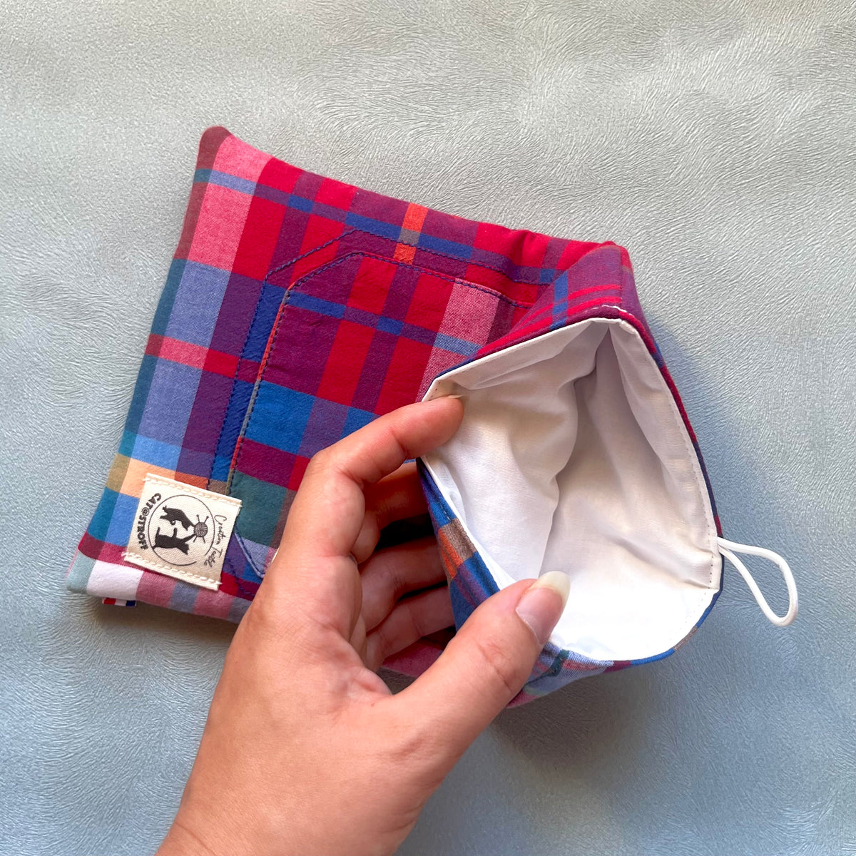 Intérieur en coton blanc écru, de la pochette à livre en tissus madras upcyclés 