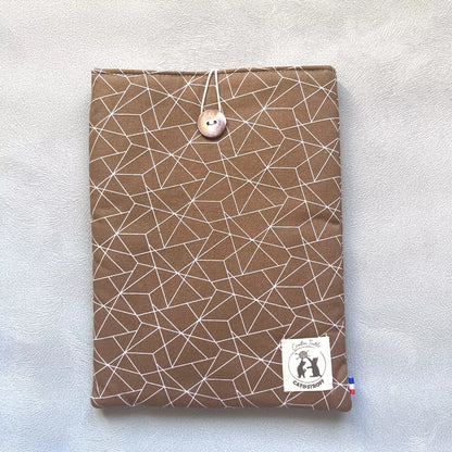 Pochette à livre en coton marron motif géométrique blanc, fermée par un bouton nacré de récupération, cousue main par Catastroff