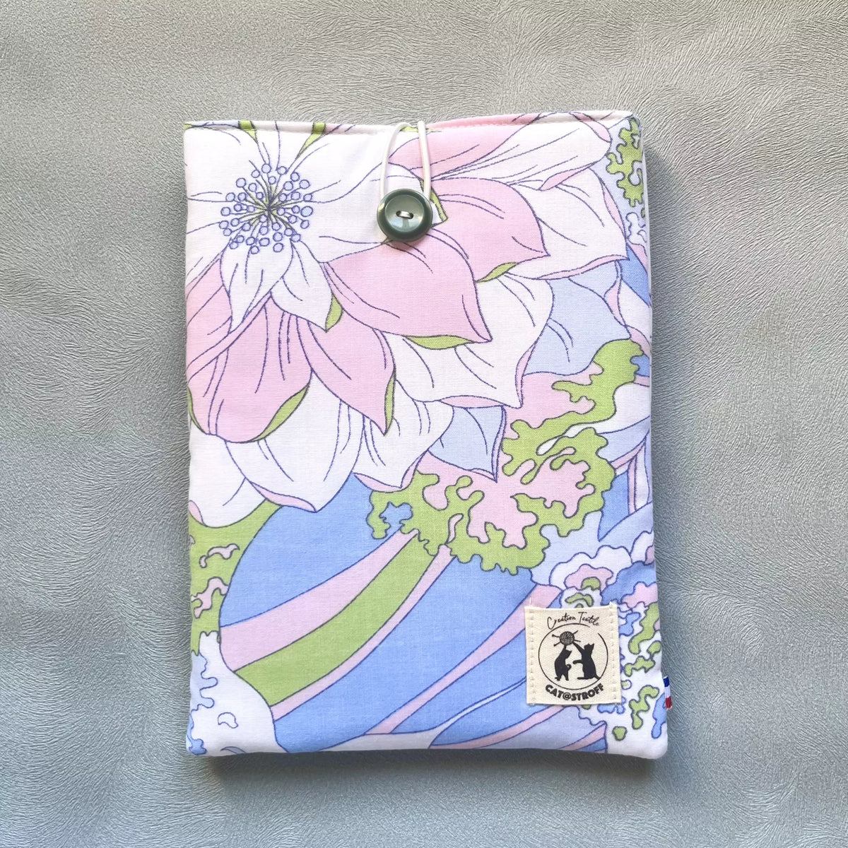 Pochette à livre en coton fleuri pastel upcyclé avec bouton de récupération vert, cousue main par l'atelier Catastroff