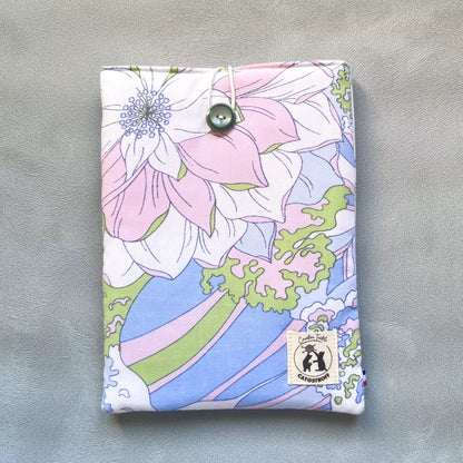 Pochette à livre en coton fleuri pastel upcyclé avec bouton de récupération vert, cousue main par l'atelier Catastroff